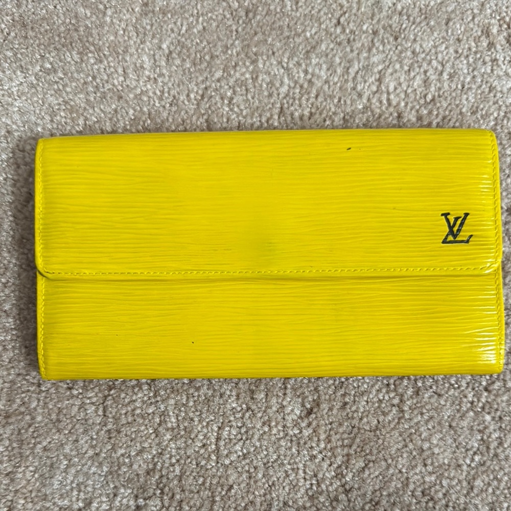 Louis Vuitton epi wallet